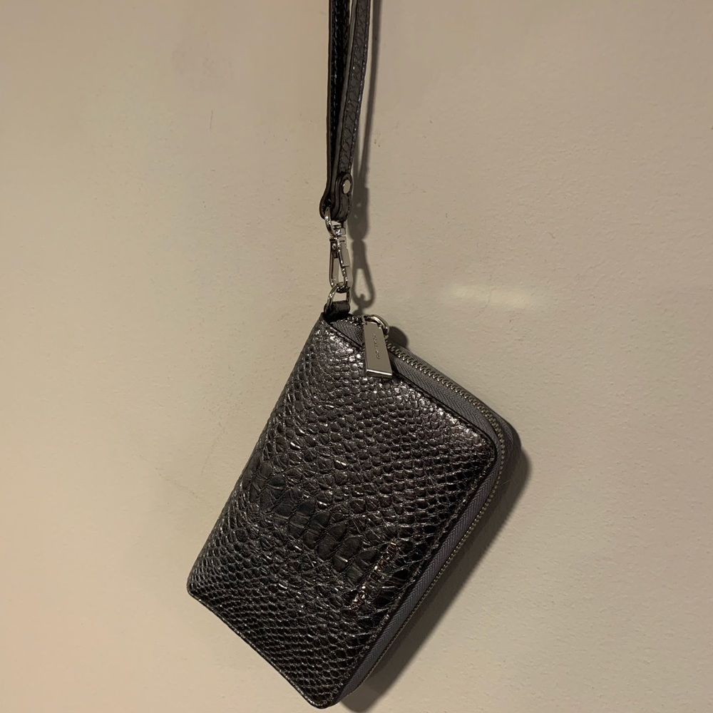 Selling closet. - Picture 2 of 5